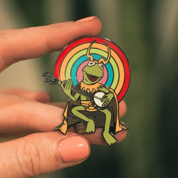 Kermits Sert Emaye Pin Komik Karikatür Kurbağa Oyun Bir Enstrüman Sevimli Hayvan Metal Broş Aksesuar Moda Rozeti Takı Hediye